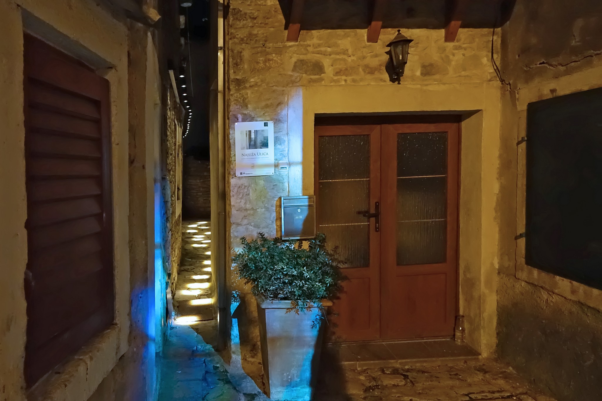 TURISTIČKA ATRAKCIJA VODNJANA Postavljena signalizacija koja vodi do najuže ulice u cijeloj Istri